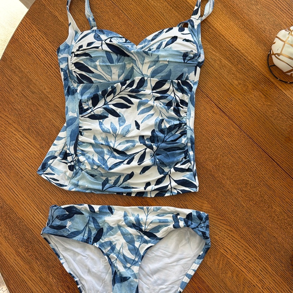 Women’s size 6 tankini